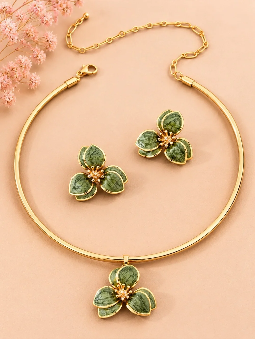 Elegant Green necklace and earrings